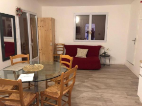 Petite maison au milieu des vignes avec piscine et jacuzzi